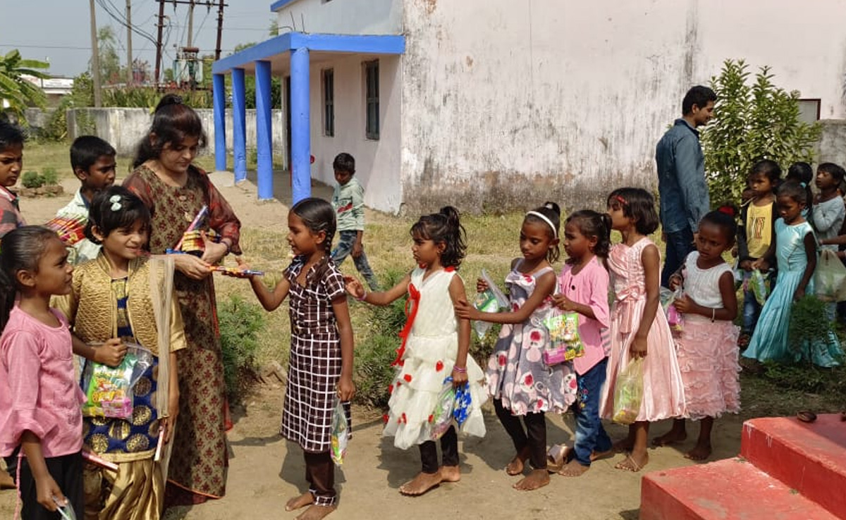 Diwali 2023: पहल बनी परंपरा, यहां बच्चों संग दीपावली मनाती हैं एक शिक्षिका
