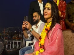 Video: पिंक सूट, माथे पर तिलक....वाराणसी में गंगा आरती के आनंद में खोई दिखीं सनी लियॉन Video: पिंक सूट, माथे पर तिलक....वाराणसी में गंगा आरती के आनंद में खोई दिखीं सनी लियॉन