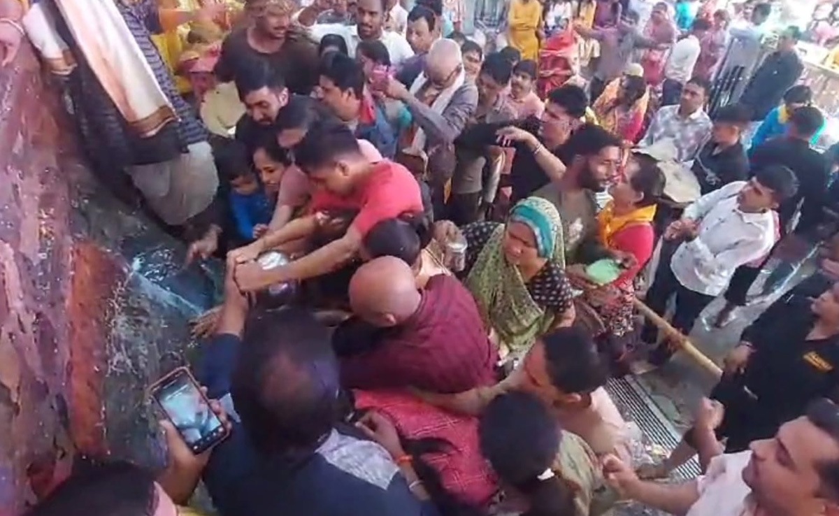 Govardhan Puja Time: गोवर्धन पूजा आज, गिरिराज तलहटी में उमड़ा भक्तों का हुजूम, दुग्धाभिषेक कर मांग रहे मन्नत
