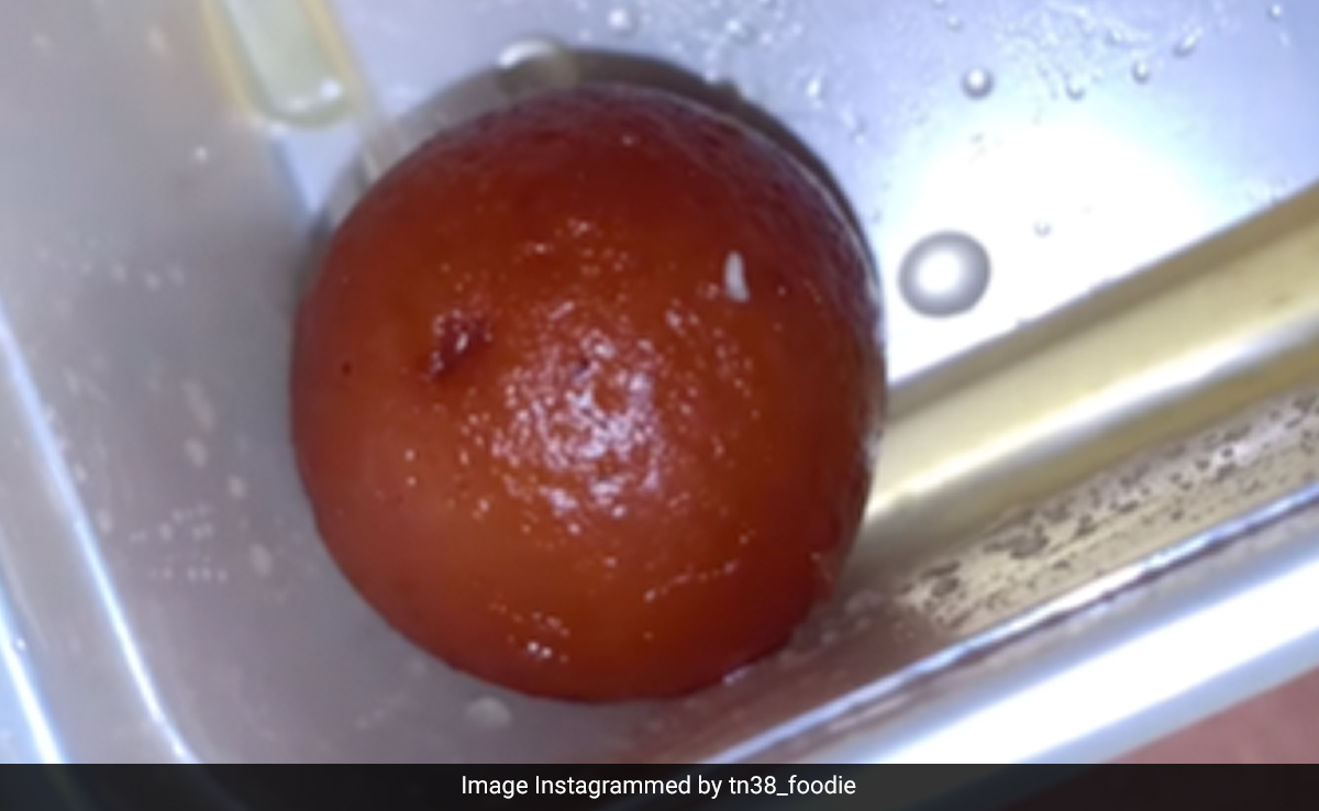 दुकान से खरीदे गए गुलाब जामुन में रेंगता दिखा कीड़ा, वायरल Video देख यूजर्स बोले- नए डर का खुलासा...