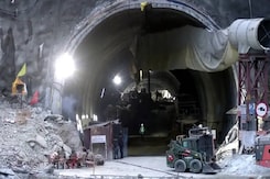 Uttarkashi Tunnel Rescue: सुरंग में फंसे मजदूरों तक पहुंची रेस्क्यू टीम, जल्द आएंगे बाहर Uttarkashi Tunnel Rescue: सुरंग में फंसे मजदूरों तक पहुंची रेस्क्यू टीम, जल्द आएंगे बाहर