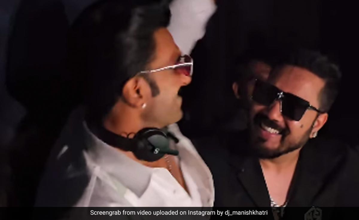 Viral: Just Ranveer Singh DJing And Dancing At Shah Rukh Khan's Birthday Party