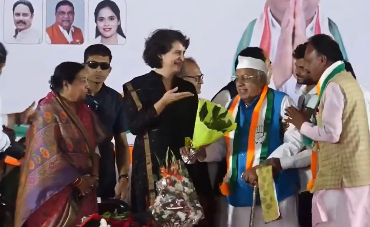 Watch: Empty Bouquet For Priyanka Gandhi Leads To 'LOL' Moment On Stage