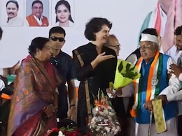 Watch: गुलदस्ता से फूल गायब थे...कांग्रेस नेता का खास तोहफा देख हंसी नहीं रोक सकीं प्रियंका गांधी