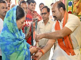 मतदान से पहले फिर देवदर्शन पर वसुंधरा, झालावाड़ में जीत की कामना के साथ मंदिरों में टेका मत्था मतदान से पहले फिर देवदर्शन पर वसुंधरा, झालावाड़ में जीत की कामना के साथ मंदिरों में टेका मत्था