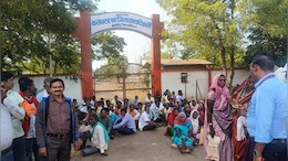 Chhattisgarh News: शराब माफ़ियाओं की दबंगई! परेशान लोगों ने पुलिस के सामने जताया विरोध&nbsp;
