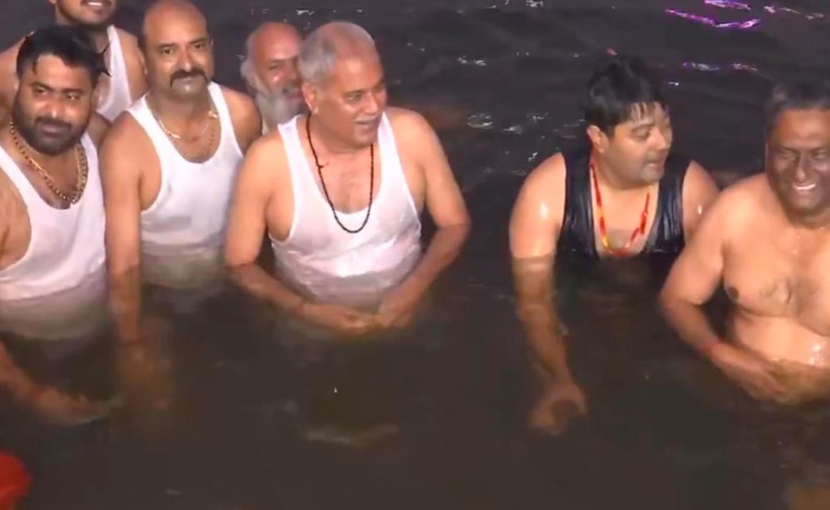 CM Bhupesh Baghel ने खारुन नदी में लगाई आस्था की डुबकी, कार्तिक पूर्णिमा के मौके पर महादेव घाट पहुंचे