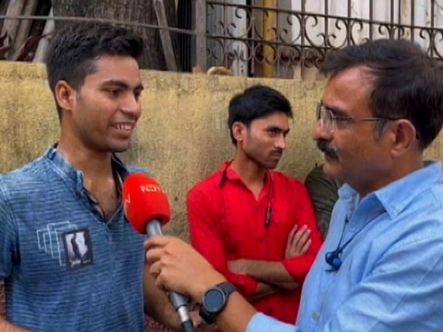 भारत Vs न्यूजीलैंड मैच को लेकर दर्शकों में उत्साह, मैच कल आज से ही स्टेडियम के बाहर पहुंच रहे हैं दर्शक