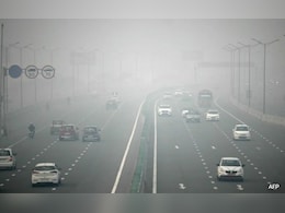 सांस फुला रही दिल्ली की हवा, खतरनाक स्तर पर पहुंचा प्रदूषण; धुंध से बुरा हाल सांस फुला रही दिल्ली की हवा, खतरनाक स्तर पर पहुंचा प्रदूषण; धुंध से बुरा हाल