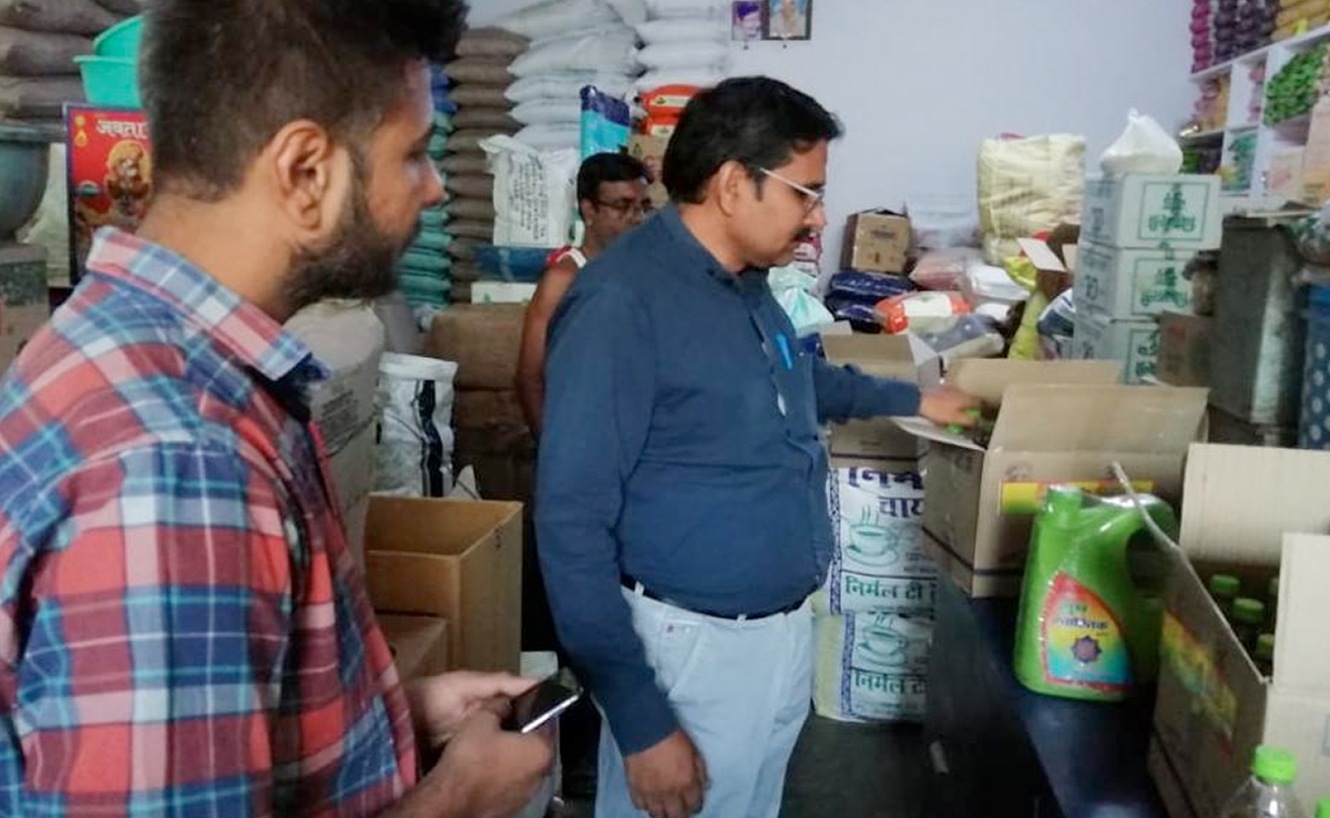दिवाली पर खरीदारी करते समय रहें सावधान, प्रशासन ने जब्त किया मिलावटी तेल, मिठाई और मावा