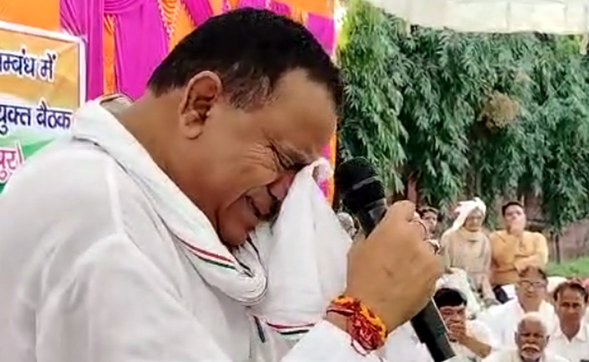 टिकट कटने पर मंच पर फूट-फूटकर रोए नेताजी, बोले, 'जनता को पीठ दिखाकर नहीं जाऊंगा'