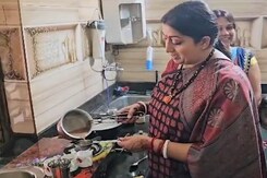 Smriti Irani Takes Time Out From Poll Campaign To Make Tea For BJP Workers In Chhattisgarh Smriti Irani Takes Time Out From Poll Campaign To Make Tea For BJP Workers In Chhattisgarh