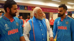 VIDEO: विराट-रोहित का थामा हाथ, ड्रेसिंग रूम में PM मोदी ने कुछ यूं बढ़ाया खिलाड़ियों का हौसला