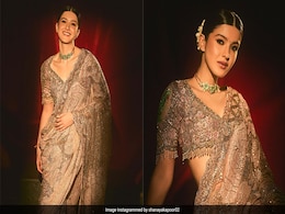 Shanaya Kapoor's Gold Sequin <i>Saree</i> With A Parrot Blouse Shines Brighter Than A Thousand <i>Diyas</i> Shanaya Kapoor's Gold Sequin <i>Saree</i> With A Parrot Blouse Shines Brighter Than A Thousand <i>Diyas</i>