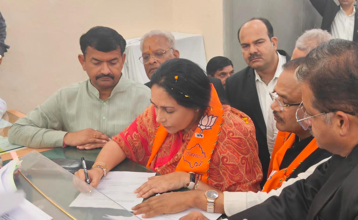 दीया कुमारी ने विद्याधर नगर सीट से किया नामांकन, समर्थकों ने बुलडोजर से फूल बरसाकर किया स्वागत