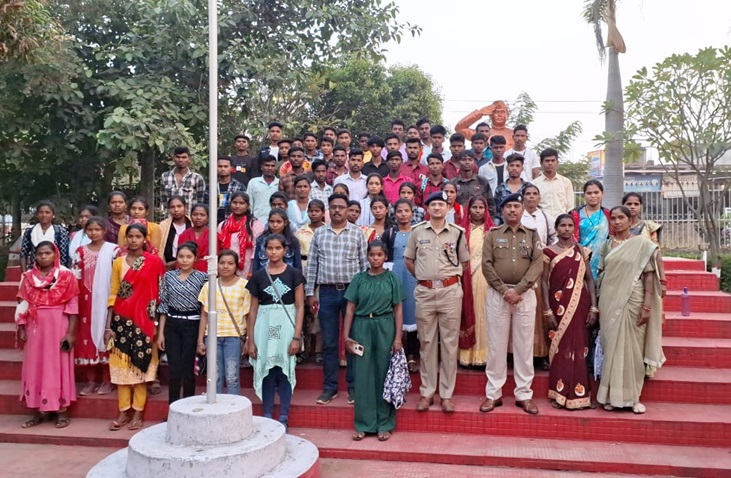 समाज को शिक्षा से जोड़ रही है कबीरधाम पुलिस, वन क्षेत्र के 130 विद्यार्थियों का भरवाया परीक्षा फार्म