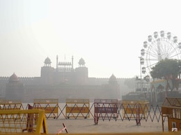 किसानों के प्रदर्शन के चलते पुलिस ने लाल किले को सुरक्षित घेरे में लिया किसानों के प्रदर्शन के चलते पुलिस ने लाल किले को सुरक्षित घेरे में लिया