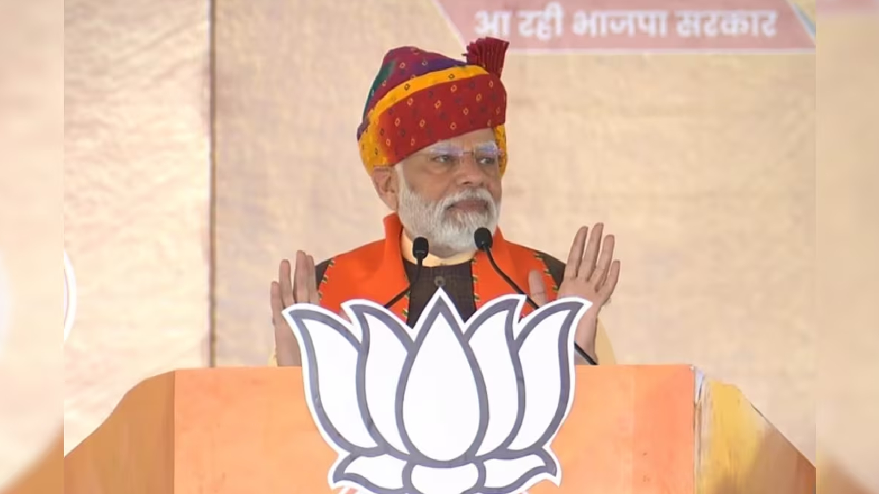 डूंगरपुर में बोले पीएम मोदी-'इनके लॉकर से सोने की ईंटें निकल रही हैं'