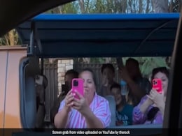 बस में बैठे थे लोग तभी सड़क किनारे कार में दिख गया उन्हें सुपरस्टार, इस बच्चे के एक्सप्रेशन देख कहेंगे सच्चा फैन बस में बैठे थे लोग तभी सड़क किनारे कार में दिख गया उन्हें सुपरस्टार, इस बच्चे के एक्सप्रेशन देख कहेंगे सच्चा फैन