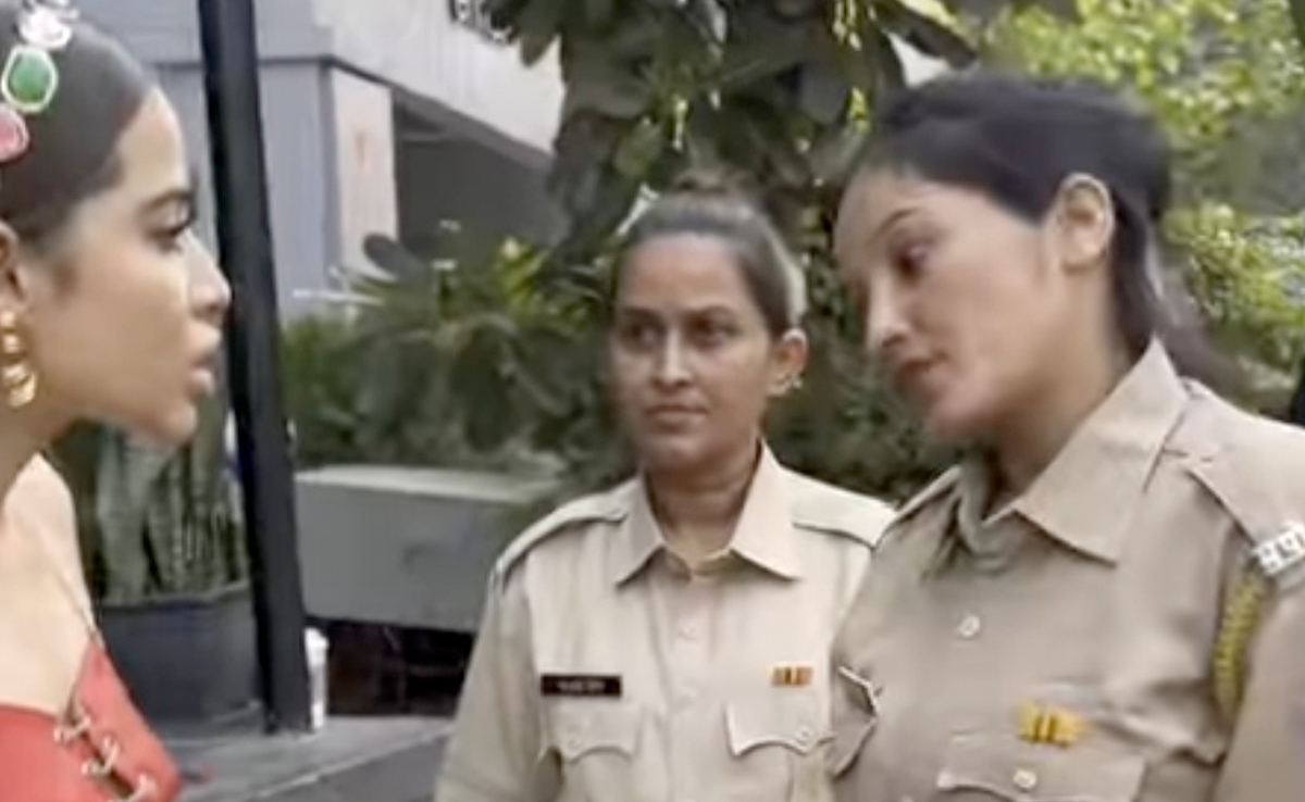 Viral Video :  छोटे कपड़े पहनकर सड़कों पर घूम रहीं थीं उर्फी जावेद, पुलिस ने किया गिरफ्तार!