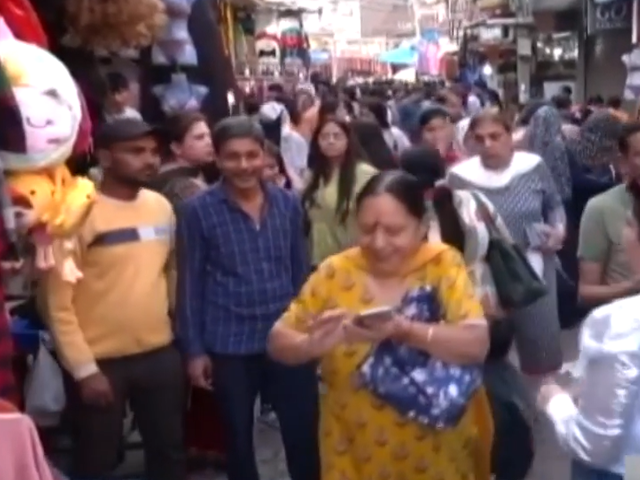 दिल्ली के बाजारों में दिवाली पर खूब रही भीड़, लोगों ने की जमकर खरीदारी