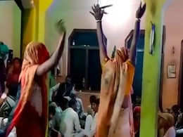महिलाओं ने नागिन डांस से महफिल में उड़ा दिया गर्दा, देख हंस-हंसकर लोटपोट हुए लोग महिलाओं ने नागिन डांस से महफिल में उड़ा दिया गर्दा, देख हंस-हंसकर लोटपोट हुए लोग