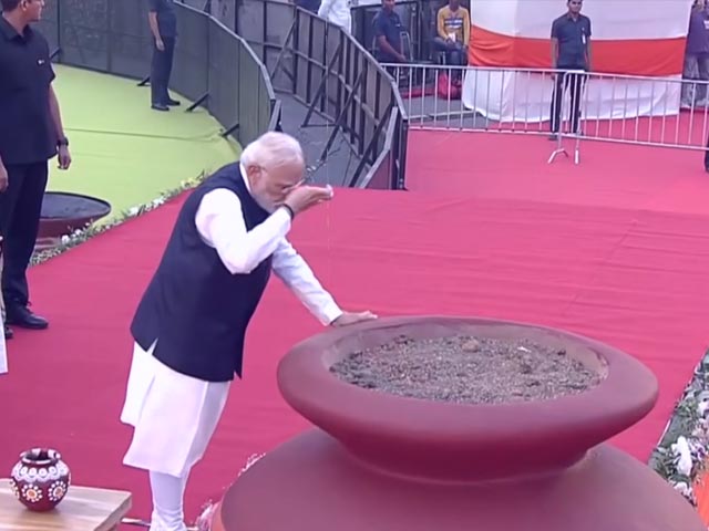PM Modi Applies Teeka With Soil At '<i>Meri Maati Mera Desh</i>' Event