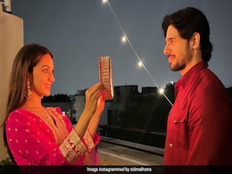 सिद्धार्थ मल्होत्रा ने शेयर की कियारा आडवाणी संग शेयर की पहले करवाचौथ की फोटो, मिसेज मल्होत्रा ने कुछ यूं दिया रिएक्शन सिद्धार्थ मल्होत्रा ने शेयर की कियारा आडवाणी संग शेयर की पहले करवाचौथ की फोटो, मिसेज मल्होत्रा ने कुछ यूं दिया रिएक्शन