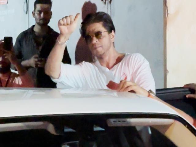 शाहरुख खान ने अपने जन्मदिन पर प्रशंसकों का हाथ हिलाकर किया अभिवादन
