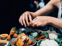 मजे से रेस्टोरेंट में बैठकर Salad खा रही थी महिला, अटपटा लगा स्वाद, देखा तो निकली इंसान की कटी उंगली मजे से रेस्टोरेंट में बैठकर Salad खा रही थी महिला, अटपटा लगा स्वाद, देखा तो निकली इंसान की कटी उंगली