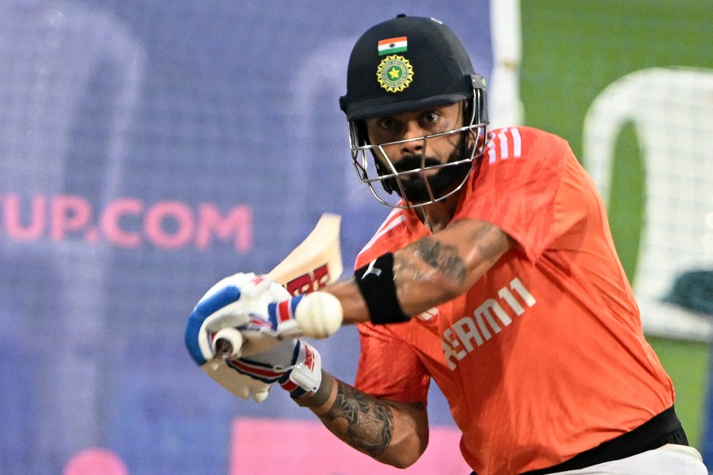 कोहली को भी मिले थे अनेकों ऑफर, लेकिन इस बड़े विचार के कारण पूर्व कप्तान हमेशा आरसीबी के साथ बने रहे