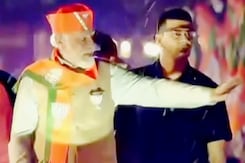 राजस्थान में चुनावी रैलियों के बाद जयपुर में पीएम मोदी का रोड शो, स्वागत करने वालों की भारी भीड़ राजस्थान में चुनावी रैलियों के बाद जयपुर में पीएम मोदी का रोड शो, स्वागत करने वालों की भारी भीड़