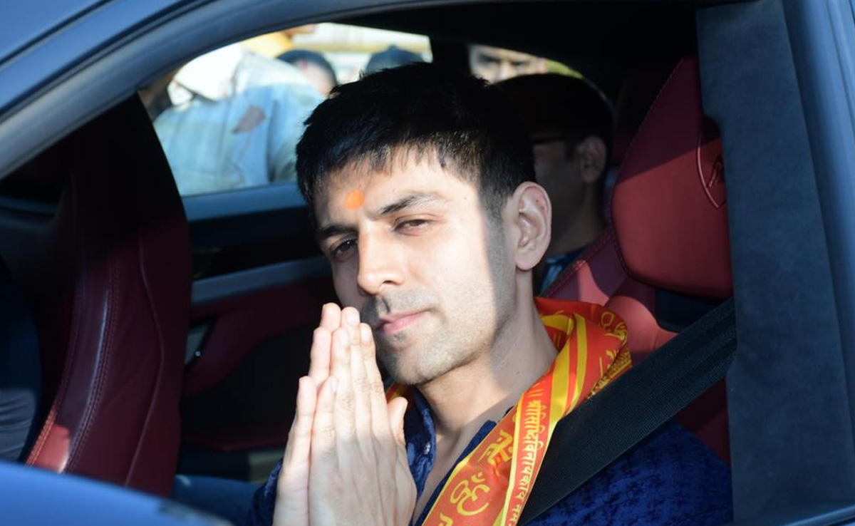 Kartik Aaryan Offers Prayer At Siddhivinayak Temple On His Birthday