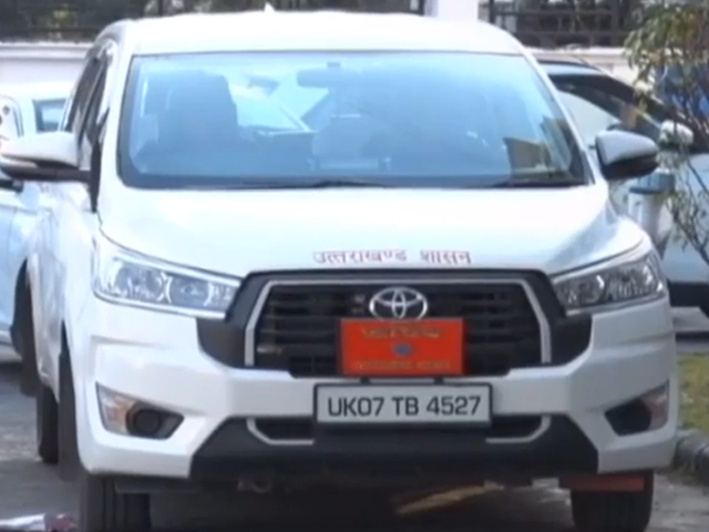 उत्तराखंड : अफसरों की मनमानी, गाड़ी पर लालबत्ती, अवैध फ्लैश लाइट, कमर्शियल गाड़ियों पर भी सफेद नंबर प्लेट