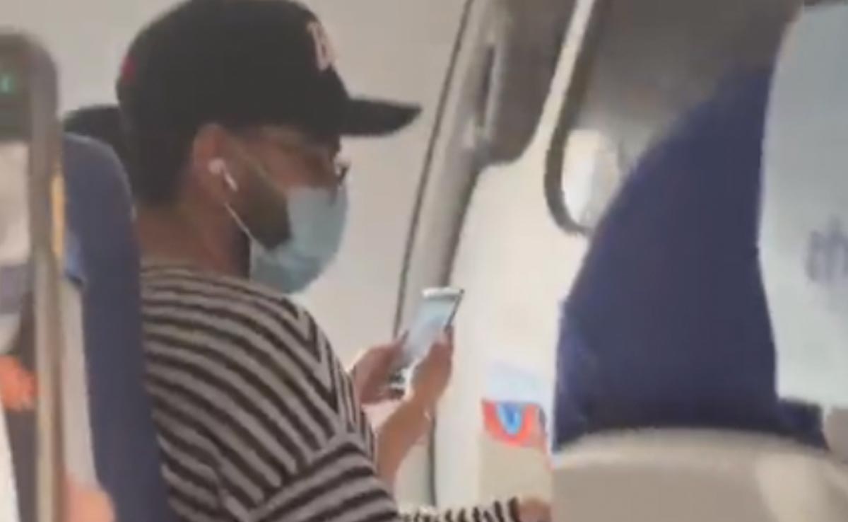 अचानक Indigo में दिखे विराट कोहली, जनता को विश्वास ही नहीं हुआ, देखें वायरल वीडियो