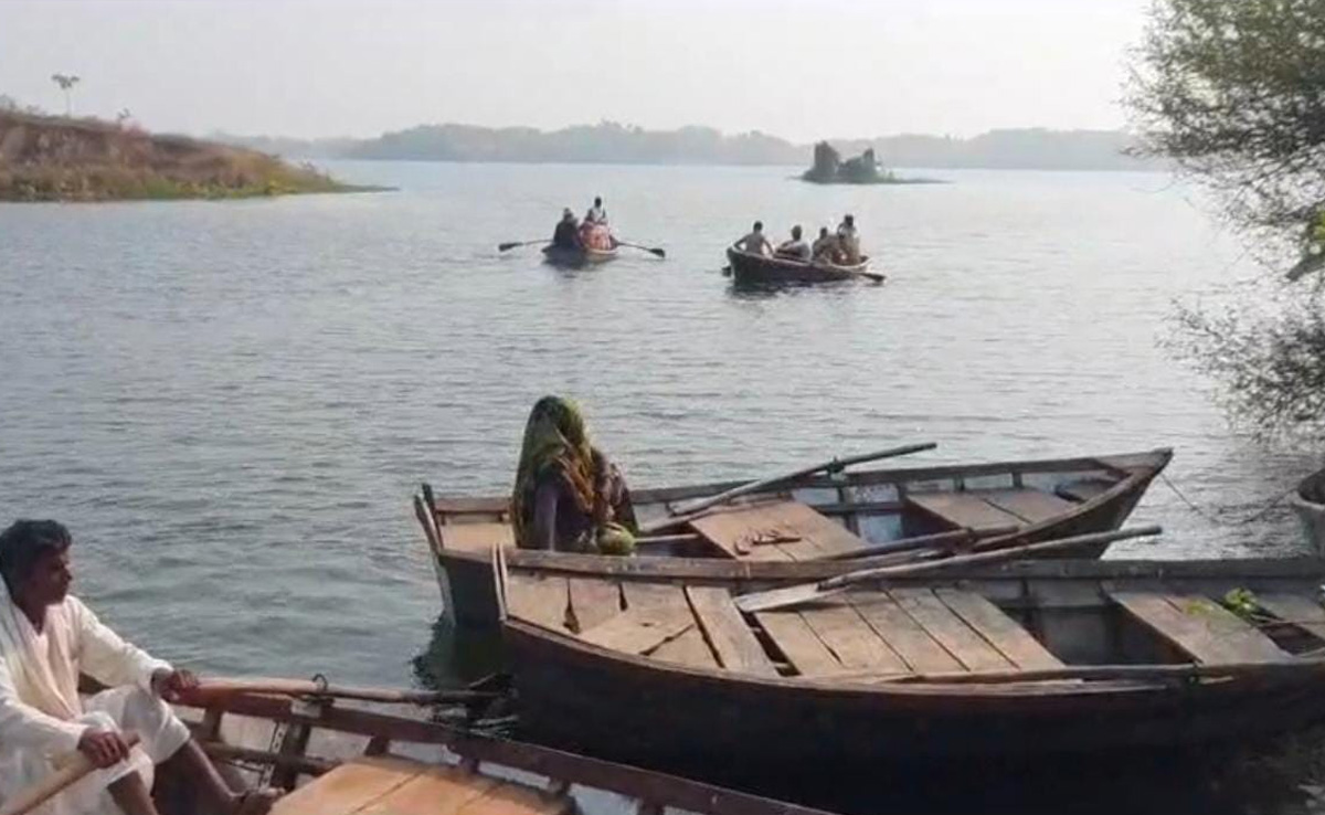 Rajasthan Election 2023: राजस्थान में मतदान का उत्साह, चौरासी में नाव पर बैठ वोट देने पहुंचे मतदाता