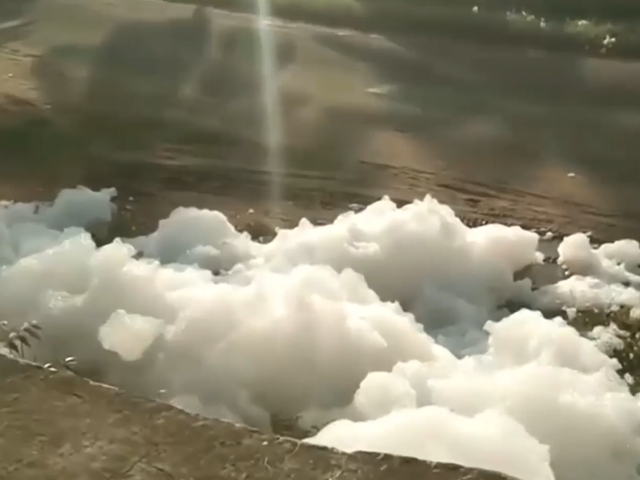 मदुरै : सड़कों पर बह रहा अयानप्पाकुडी नहर का जहरीला झाग, यात्रियों को हो रही परेशानी