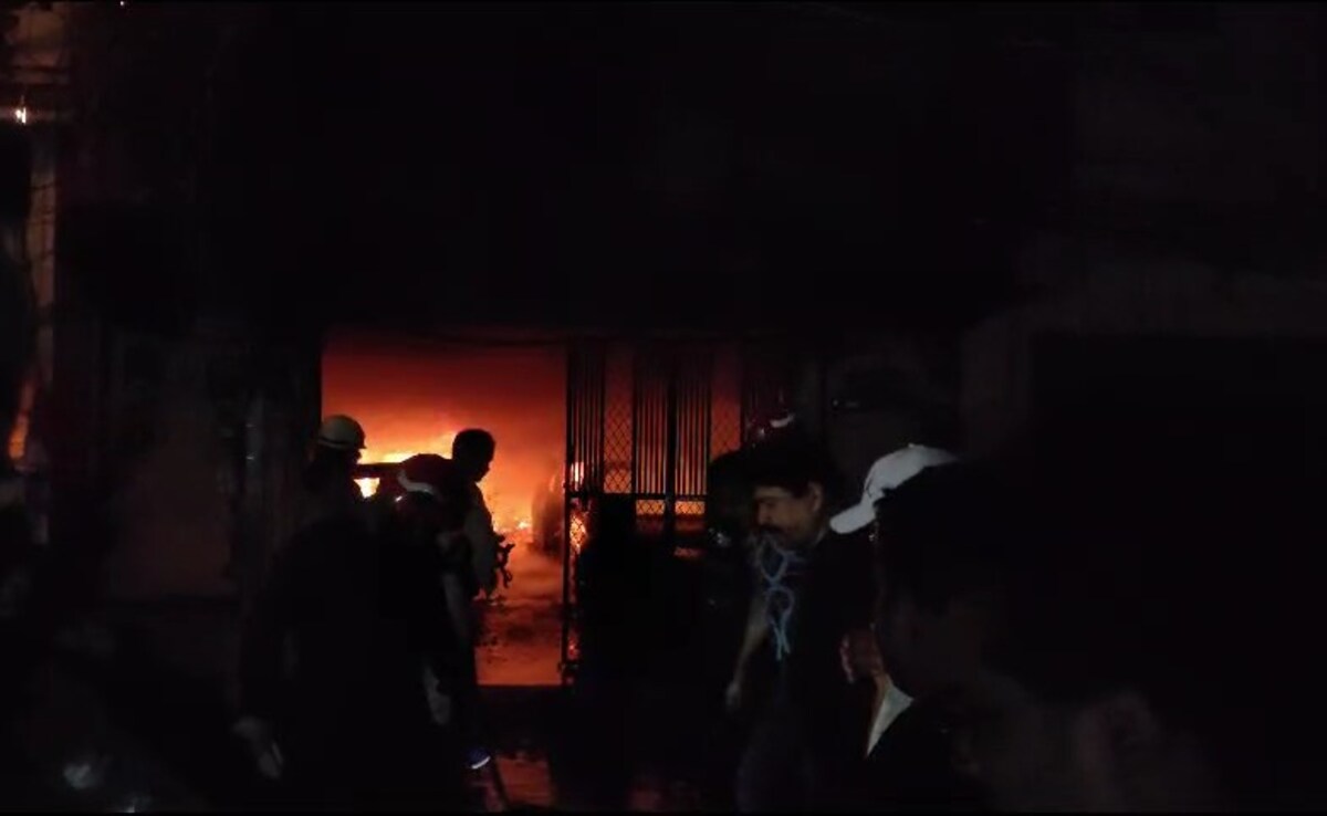 दिल्ली: शकरपुर में एक बिल्डिंग में लगी भीषण आग, एक की मौत, लोगों ने इमारत से कूदकर बचाई जान