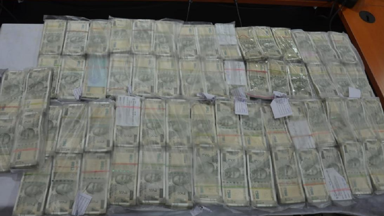 Rajasthan News: डूंगरपुर में ईको गाडी से लाखों रुपये का कैश बरामद