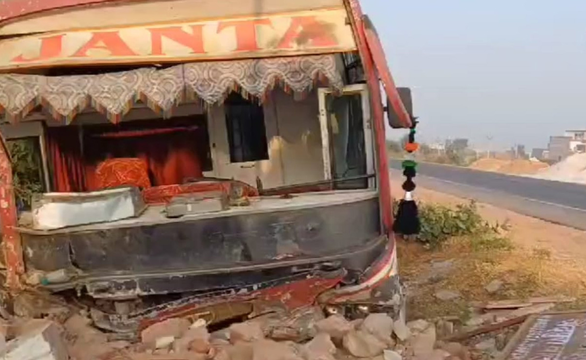 Bus Accident: जयपुर से ग्वालियर जा रही स्लीपर कोच बस हादसे का शिकार, दिवाली पर घर जा रहे 4 यात्रियों की हालत गंभीर