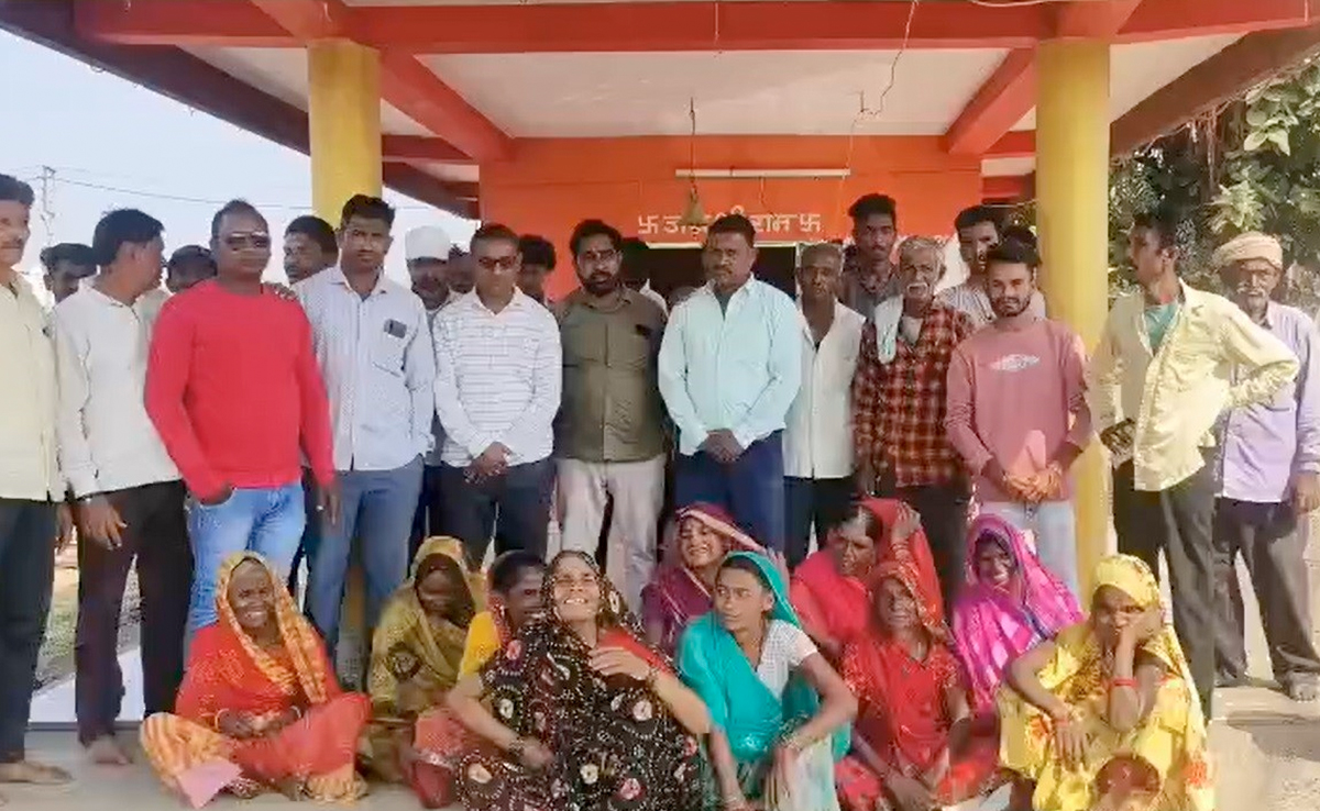 MP Election : आचार संहिता के बीच बिक रही अवैध शराब,&nbsp;ग्रामीणों ने विरोध जताते हुए कहा- करेंगे प्रदर्शन