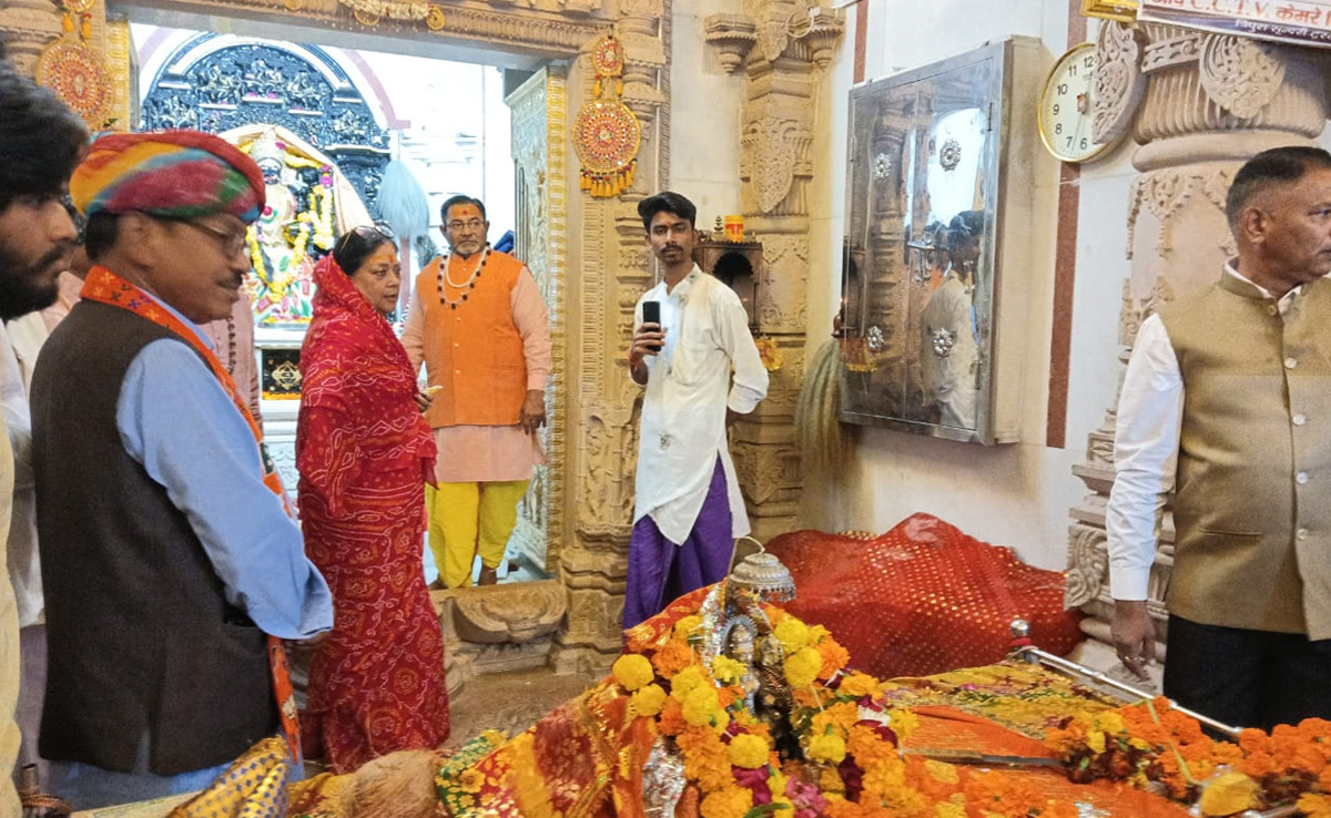 सत्ता की देवी' के आगे वसुंधरा राजे ने झुकाया सिर, 1 घंटे तक गर्भगृह में चली विशेष पूजा अर्चना