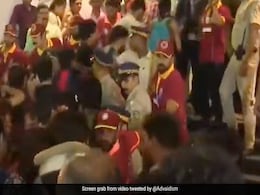 इस फिल्म को सिनेमाघरों में 30 साल बाद दोबारा किया गया रिलीज, तो फैन्स ने सिनेमाघरों में मचा डाला गदर इस फिल्म को सिनेमाघरों में 30 साल बाद दोबारा किया गया रिलीज, तो फैन्स ने सिनेमाघरों में मचा डाला गदर
