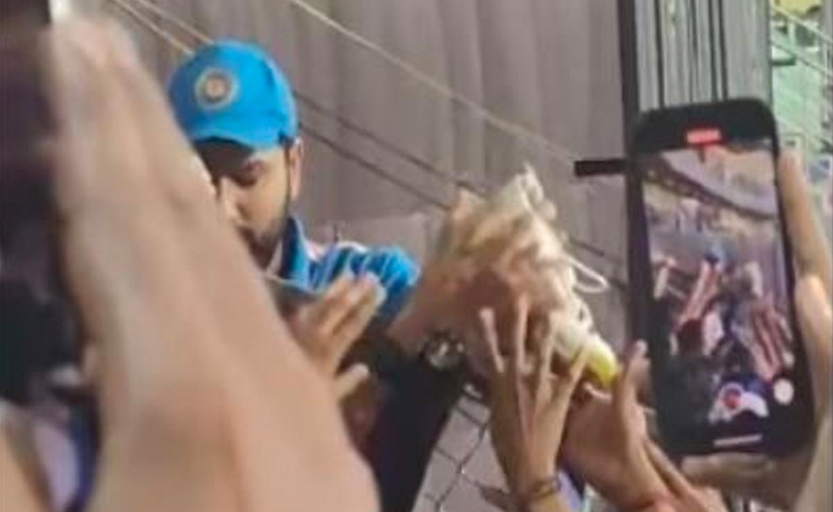 रोहित शर्मा ने फैन को दिया यादगार गिफ्ट, हर तरफ हो रही तारीफ देखिए VIDEO