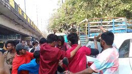 MP Election: इंदौर में वोटिंग के दौरान BJP-कांग्रेस कार्यकर्ताओं के बीच जमकर चले लात-घूंसे, वीडियो वायरल