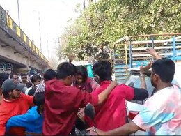 MP Election: इंदौर में वोटिंग के दौरान BJP-कांग्रेस कार्यकर्ताओं के बीच जमकर चले लात-घूंसे, वीडियो वायरल