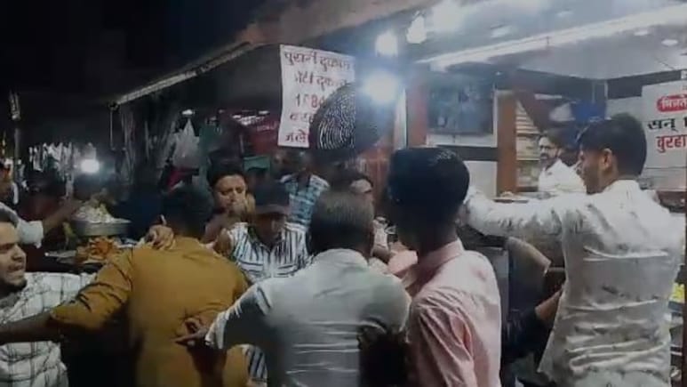 MP News : बुरहानपुर में जलेबी के दो दुकानदार आपस में भिड़े, जमकर चले लाठी-डंडे