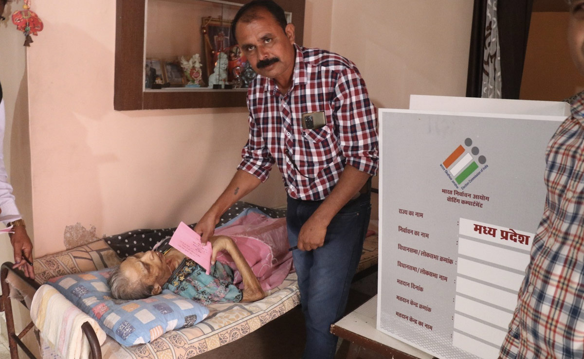 MP Election: सीहोर में दरवाजे तक पहुंचा पोलिंग बूथ, 1415 बुर्जुगों और दिव्यांगों ने घर से किया मतदान