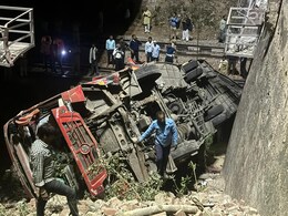 Bus Accident: दौसा में ब्रिज की रेलिंग तोड़कर रेलवे ट्रैक पर जा गिरी बस, 4 लोगों की मौत, 29 घायल