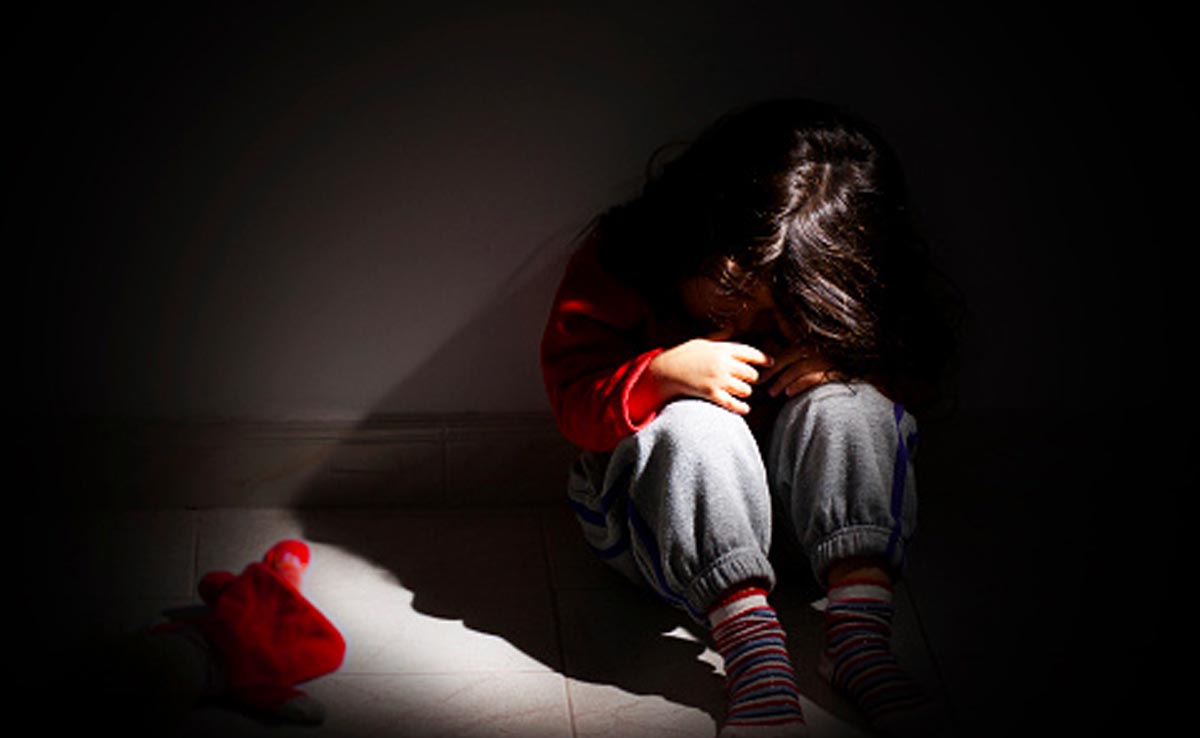 बचपन के बुरे हादसे बार-बार करते हैं परेशान? करिए ये उपाय आसानी से निकल आएंगे चाइल्डहुड ट्रॉमा से